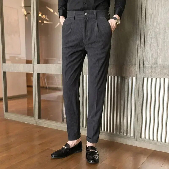 Herren Kordhose mit Umschlagsaum und Slim-Fit-Schnitt